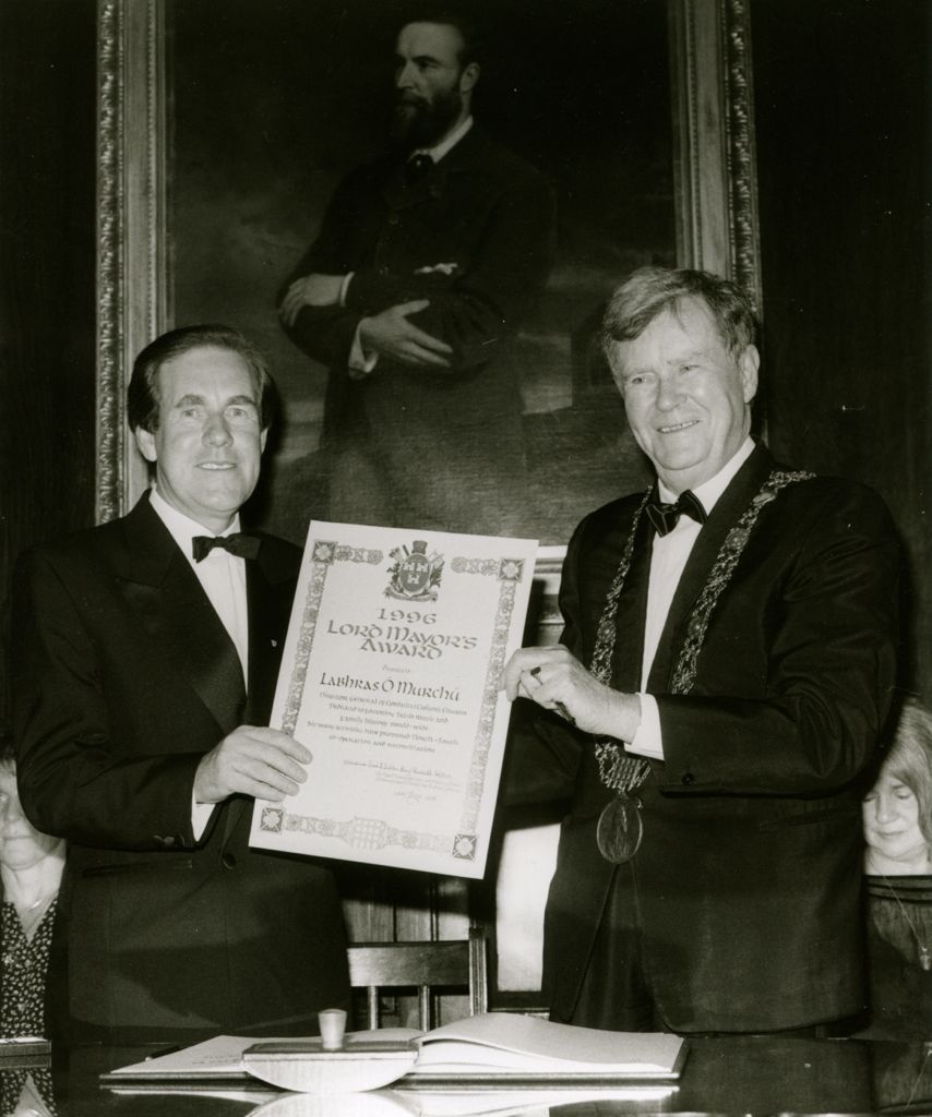Labhrás Ó Murchú receiving the Dublin Civic Honour Award from Lord Mayor Seán Dublin Bay Loftus.